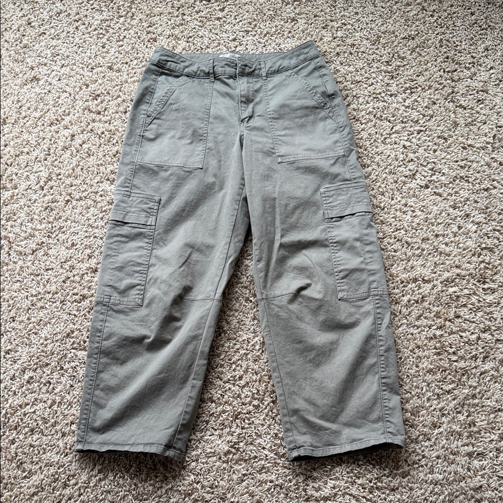 Universal Thread Women’s barrel leg Cargo Pants in Green